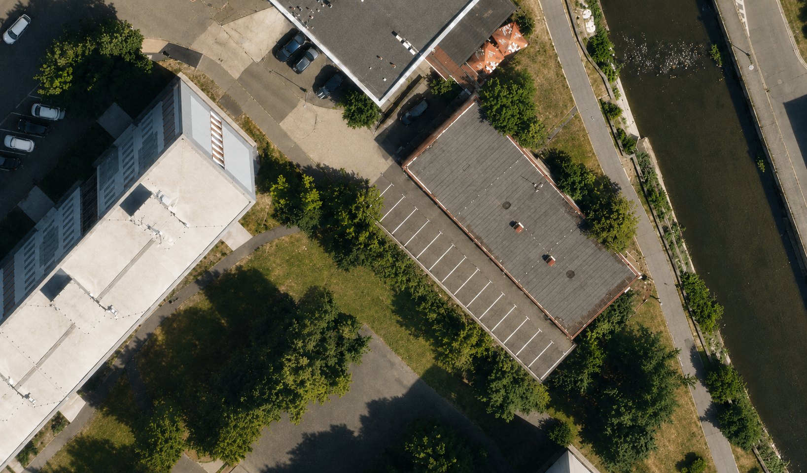Letecký pohled na městský prostor vhodný k přemýšlení o parkování
